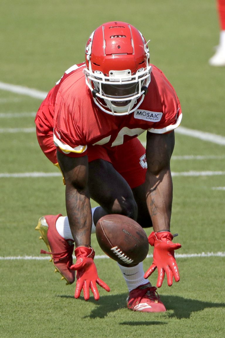 AP Photo,El wide receiver de los Chiefs de Kansas City, Tyreek Hill, atrapa el balón durante el campamento  de entrenamiento del equipo de la NFL, el sábado 27 de julio de 2019, en St. Joseph, Missouri. (AP Foto/Charlie Riedel)