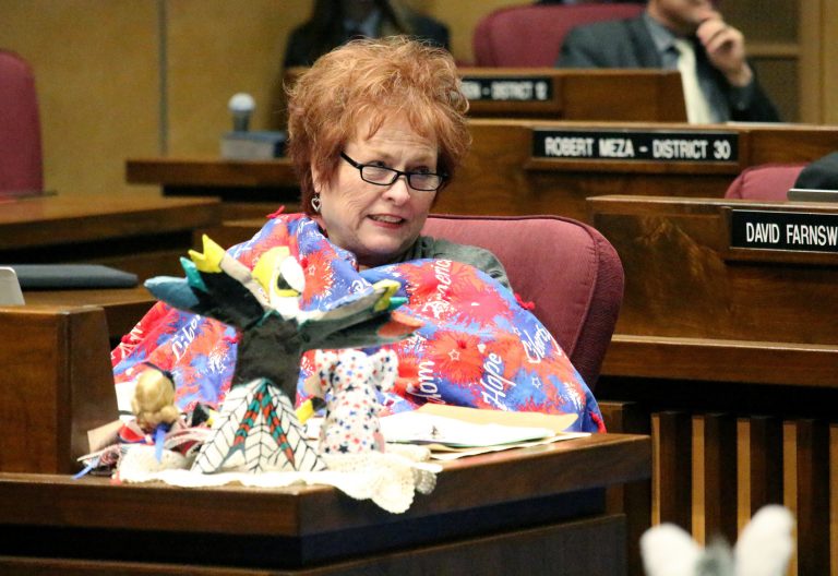 AP Photo, Sylvia Allen,ARCHIVO - En esta fotografía de archivo del 3 de mayo de 2018, la senadora estatal Sylvia Allen, se tapa del frío durante una sesión que se prolongó hasta altas horas de la noche en la legislatura de Arizona que estaban por declarar un receso en Phoenix. (AP Foto/Bob Christie, Archivo)