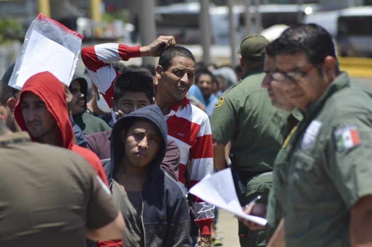 AP Photo,Agentes mexicanos verifican una lista de migrantes devueltos por la Patrulla Fronteriza a México en Nuevo Laredo, estado de Tamaulipas, el jueves 25 de julio de 2019. (AP Foto/Salvador González)