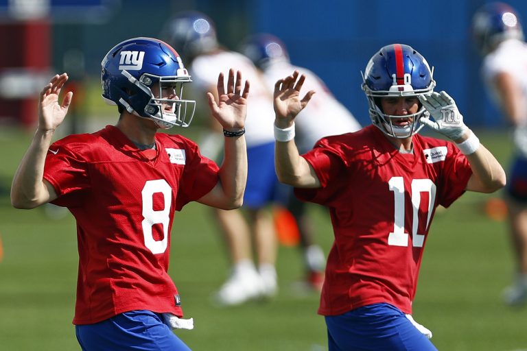 AP Photo,ARCHIVO - En esta foto de archivo del 20 de mayo de 2019, los quarterbacks de los Giants de Nueva York, Eli Manning (10) y Daniel Jones (8), calientan durante una práctica en East Rutherford, Nueva Jersey. (AP Foto/Adam Hunger, Archivo)