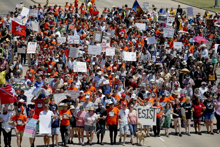 AP Photo,ARCHIVO - En esta fotografía del 20 de julio de 2019, manifestantes protestan frente a Fort Sill contra los planes para tener detenidos en esa base del ejército a migrantes menores en Lawton, Oklahoma. (Bryan Terry/The Oklahoman vía AP)