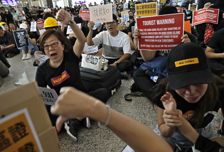 AP Photo,Manifestantes corean consignas durante una protesta en el Aeropuerto Internacional de Hong Kong, el 26 de julio de 2019. (AP Foto/Vincent Yu)