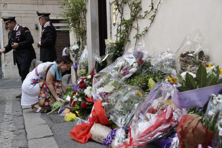 AP Photo,Una mujer coloca flores frente a la estación de Carabineros en la que revistaba Mario Cerciello Rega, Roma, sábado 27 de julio de 2019. Dos estadounidenses de 19 años fueron arrestados como presuntos autores de la muerte a puñaladas de Cerciello Rega. (AP Foto/Andrew Medichini)