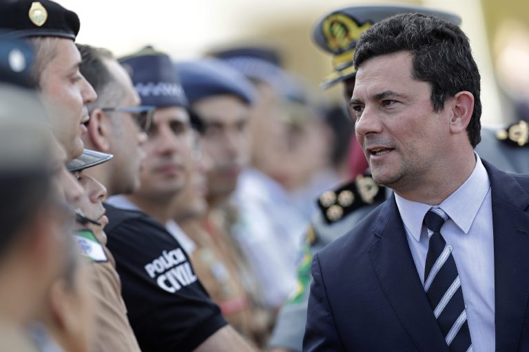 AP Photo, Sergio Moro,El ministro de Justicia brasileño Sérgio Moro, derecha, habla con agentes durante una ceremonia para entregar equipo a las fuerzas de seguridad, en Brasilia, Brasil, el miércoles 3 de julio de 2019. (AP Foto/Eraldo Peres)