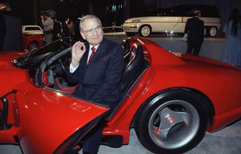 AP Photo, Lee A. Iacocca,ARCHIVO - En esta foto de archivo del 28 de marzo de 1990, el presidente de Chrysler Corporation, Lee Iacocca, se sienta en un auto deportivo Dodge Viper 1990 en Nueva York. Iacocca, que se convirtió en un héroe empresario al resucitar a la empresa en la década de 1980, ha muerto, dijeron colegas suyos el 2 de julio de 2019. Tenía 94 años. (AP Foto/Osamu Honda, File)