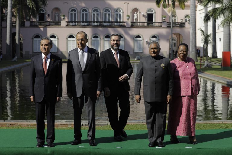 AP Photo, Wang Yi, Sergey Lavrov, Ernesto Araujo, Vijay Kumar Singh, Naledi Pandor,De izquierda a derecha, el canciller chino Wang Yi; el canciller ruso Serguei Lavrov; el canciller brasileño Ernesto Araújo; el ministro de Transportes indio Vijay Kumar Singh y la ministra de Relaciones Internacionales y Cooperación sudafricana Naledi Pandor posan para la foto en la reunión del BRICS, Río de Janeiro, Brasil, viernes 26 de julio de 2019. (AP Foto/Leo Correa)