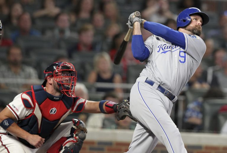 AP Photo,El jugador de los Reales de Kansas City, Lucas Duda, conecta un jonrón mientras el receptor de los Bravos de Atlanta, Tyler Flowers, observa durante el octavo inning de un juego de béisbol el martes 23 de julio de 2019, en Atlanta. (AP Foto/Tami Chappell)