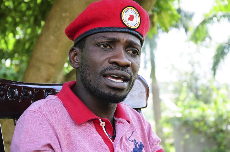 AP Photo,La estrella de pop y político Bobi Wine, cuyo verdadero nombre es Kyagulanyi Ssentamu, habla durante una entrevista con The Associated Press en su casa en Kampala, Uganda, el lunes 15 de julio del 2019. (AP Foto/Ronald Kabuubi)