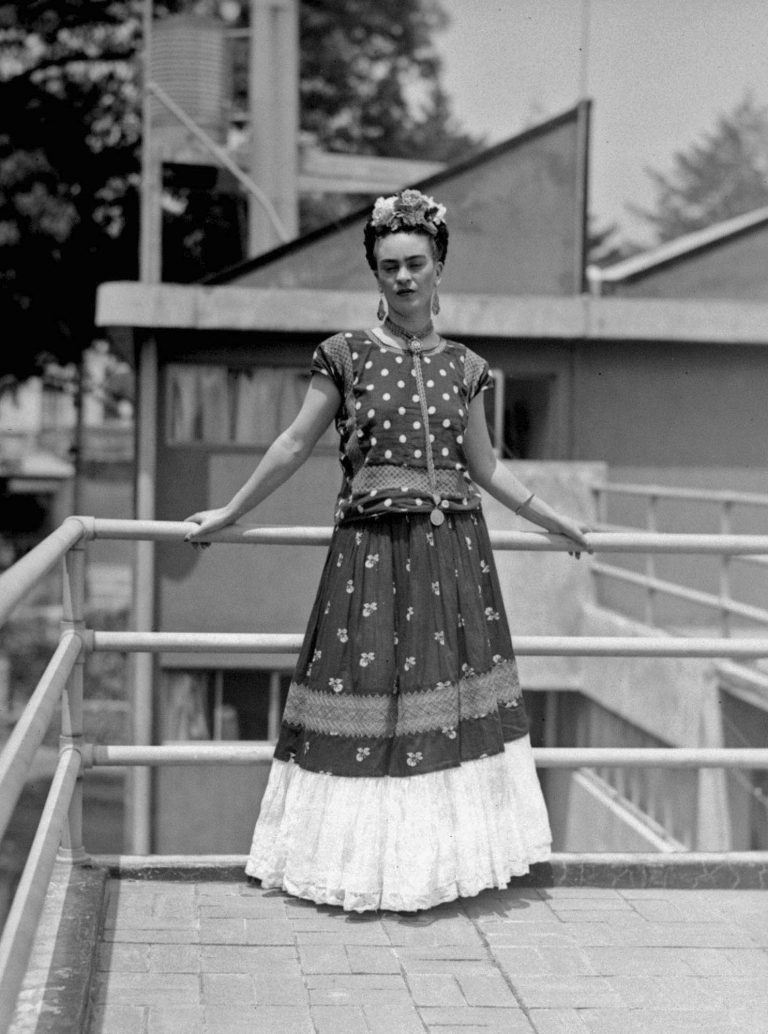 AP Photo,ARCHIVO – En esta fotografía del 14 de abril de 1939, la pintora y surrealista Frida Kahlo, quien fue esposa del famoso muralista mexicano Diego Rivera, posa en su casa en la Ciudad de México. La Fundación Frida Kahlo para la Cultura y las Artes se asoció con la marca de cosméticos estadounidense Ultra Beauty para lanzar una línea de maquillaje inspirada en la artista mexicana, anunció el 17 de julio de 2019. (Foto AP/archivo)