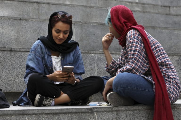 AP Photo,En esta imagen, tomada el 2 de julio de 2019, una mujer iraní consulta su celular en el exterior de un centro comercial en el norte de Teherán, Irán. (AP Foto/Vahid Salemi)
