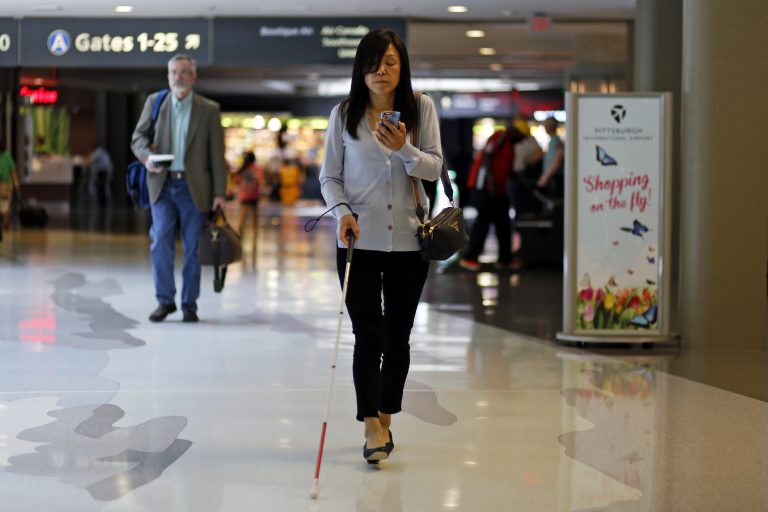 AP Photo, Chieko Asakawa,Esta foto del 9 de junio de 2019 muestra a Chieko Asakawa usando la app para recorrer el aeropuerto que ella y su equipo de la Universidad Carnegie Mellon desarrollaron para ayudar a los ciegos a transitar por el Aeropuerto Internacional de Pittsburgh. (AP Foto/Gene J. Puskar/Archivo)