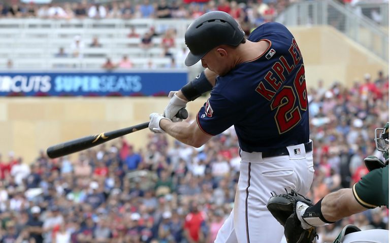 AP Photo, Max Kepler,Max Kepler, de los Mellizos de Minnesota, conecta un sencillo productor en el noveno inning del juego ante los Atléticos de Oakland, el domingo 21 de julio de 2019, en Minneapolis. (AP Foto/Jim Mone)