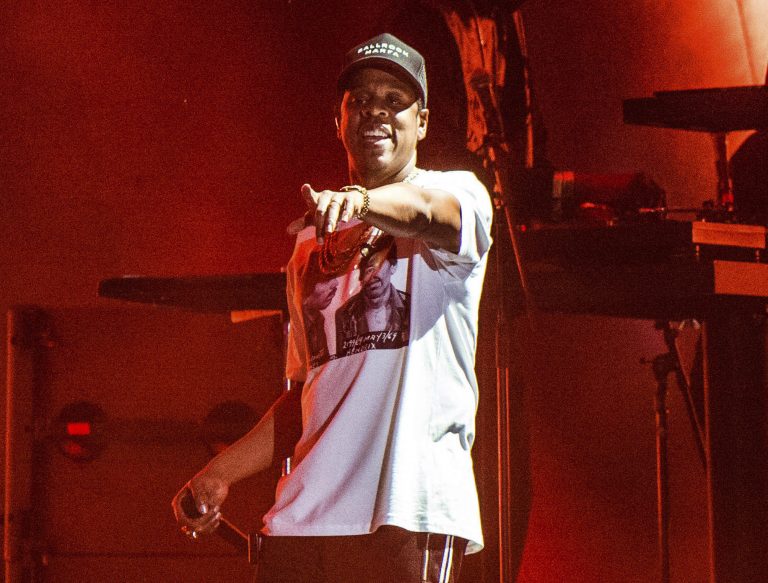 AP Photo, Jay-Z,En esta foto del 13 de octubre del 2017, Jay-Z actúa en el Festival de Música Austin City Limits en Austin, Texas. Jay-Z está incursionando en la industria legal de la marihuana como estratega de marca en sociedad con una compañía productora de cánnabis. El rapero dijo el martes 9 de julio del 2019 que llegó a un acuerdo de varios años con Caliva, con sede en San José, California.  (Foto por Amy Harris/Invision/AP, Archivo)