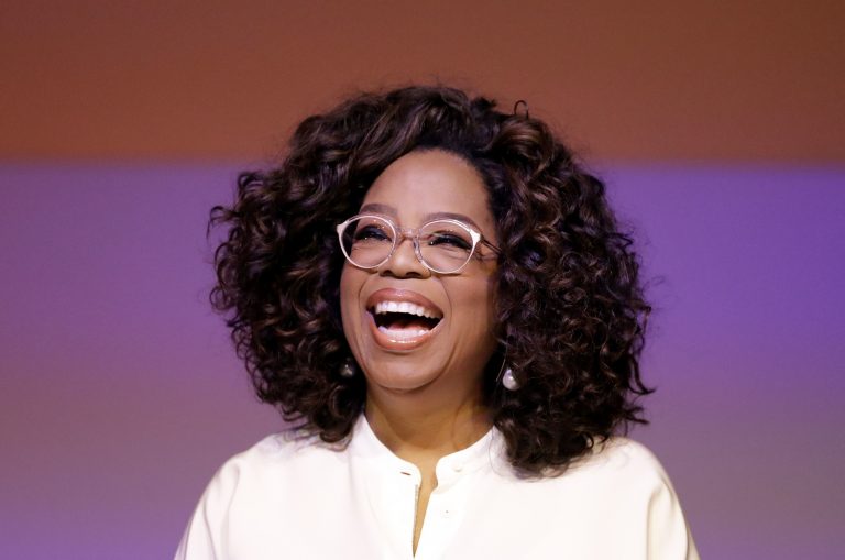 AP Photo,En esta foto del 29 de noviembre del 2018, Oprah Winfrey durante un evento en homenaje a Nelson Mandela y por la igualdad de género en la Universidad de Johannesburg en Soweto, Suráfrica. Winfrey sorprendió a la Humane Society de Maui con una visita el sábado 13 de julio del 2019 para agradecer la evacuación de más de 200 animales durante un incendio forestal. (AP Foto/Themba Hadebe, Archivo)