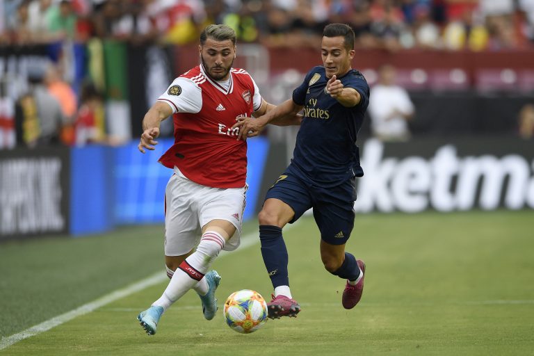AP Photo,El delantero Lucas Vázquez (derecha) del Real Madrid disputa un balón con el defensor Sead Kolasinac del Arsenal en un partido amistoso en Landover, Maryland, el martes 23 de julio de 2019. (AP Foto/Nick Wass)