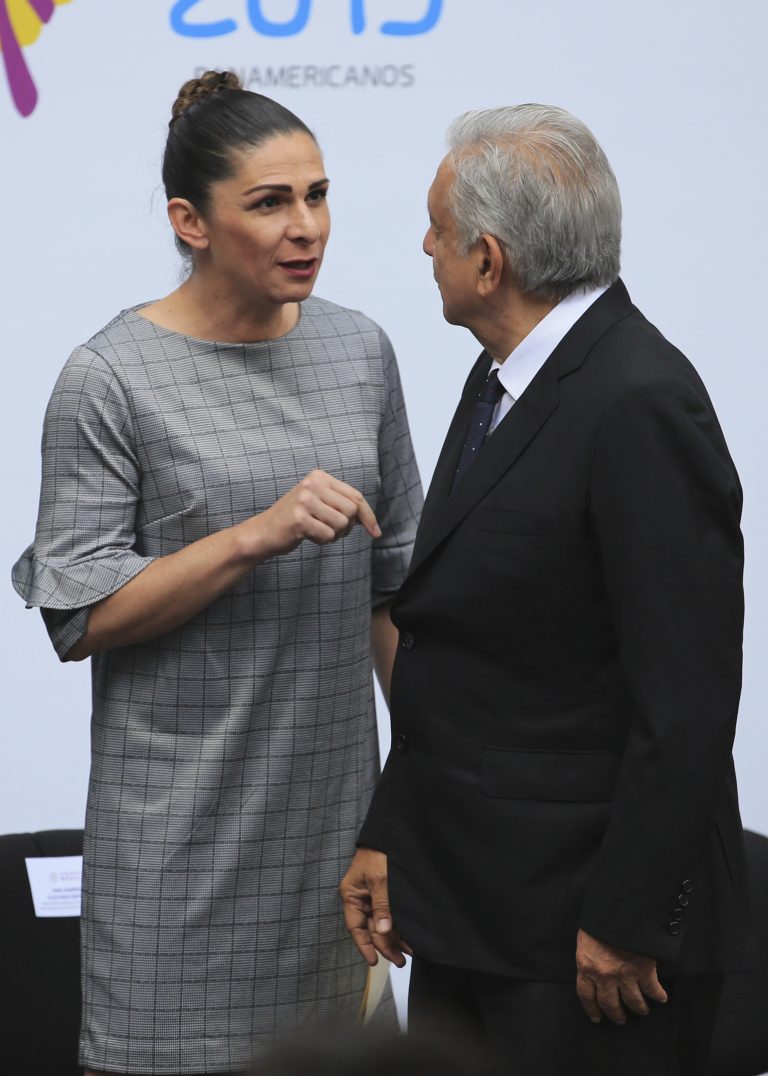 AP Photo,En esta foto del lunes 15 de julio de 2019, el presidente de México, Andrés Manuel López Obrador, charla con la exatleta Ana Guevara, durante la ceremonia para abanderara a la delegación que participará en los Juegos Panamericanos de Lima (AP Foto/Christian Palma)