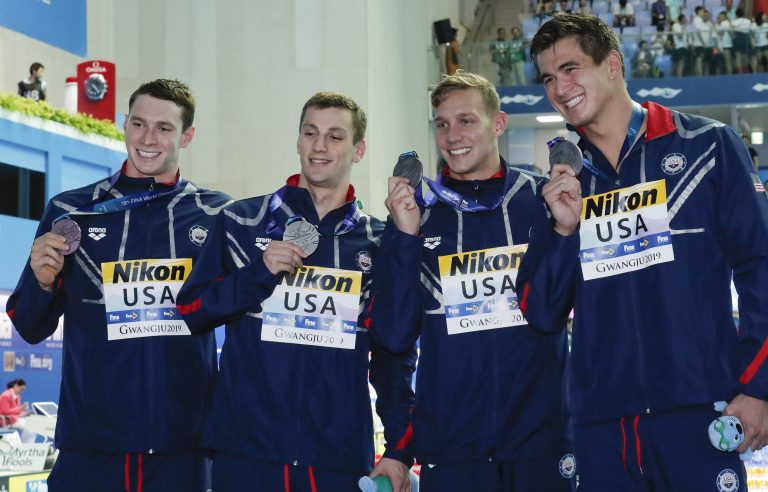 AP Photo, Ryan Murphy, Andrew Wilson, Caeleb Dressel, Nathan Adrian,El equipo de Estados Unidos para el relevo 4x100 combinado, Ryan Murphy, (izquierda), Andrew Wilson, Caeleb Dressel y Nathan Adrian posan con sus medalas de plata en el Mundial de natación en Gwangju, Corea del Sur, el domingo 28 de julio de 2019. (AP Foto/Lee Jin-man)
