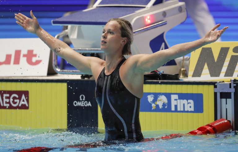 AP Photo, Federica Pellegrini,La italiana Federica Pellegrini celebra tras ganar la final de los 200 mettros estilo libre en el Campeonato Mundial de Natación en Gwangju, Corea del Sur, el miércoles, 24 de julio del 2019.  (AP Foto/Lee Jin-man)