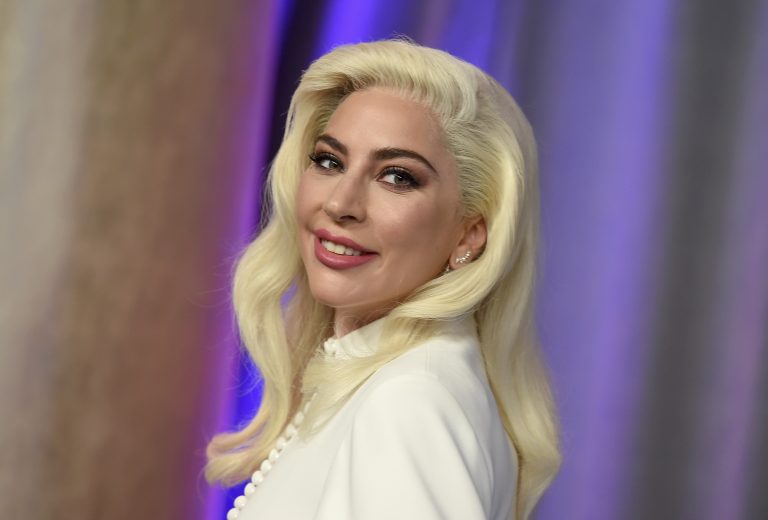 AP Photo, Lady Gaga,En esta foto del 4 de febrero del 2019, Lady Gaga posa en el almuerzo anual para los nominados al Oscar en Beverly Hills, California. Gaga anunció que su nueva línea de maquillaje, Haus Laboratories, estará disponible en Amazon a partir de septiembre. (Foto por Jordan Strauss/Invision/AP, Archivo)