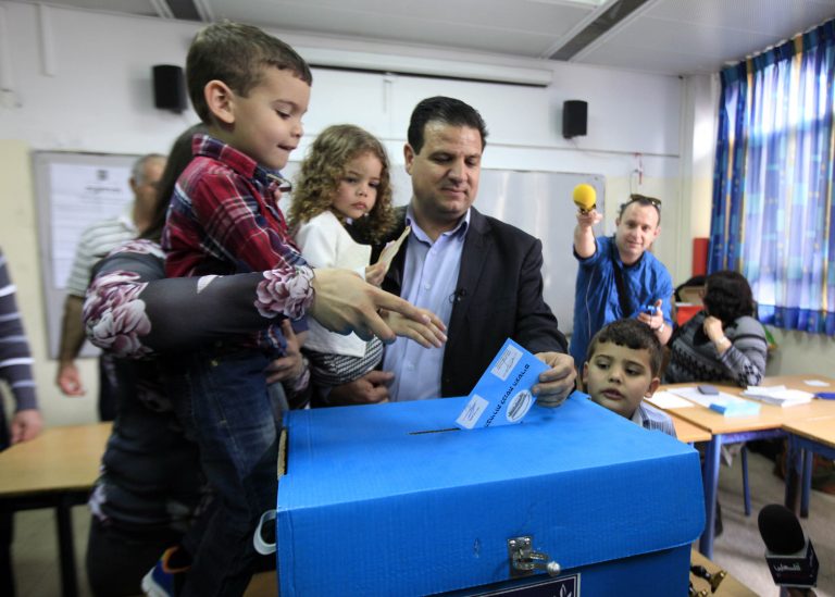 AP Photo, Ayman Odeh,Ayman Odeh, jefe del partido Hadash, vota en las elecciones el 17 de marzo de 2015 en Haifa. Hadash se alió con tres partidos políticos árabes de Israel de cara a las elecciones de septiembre de 2019. (AP Foto/Mahmoud Illean, Archivo)