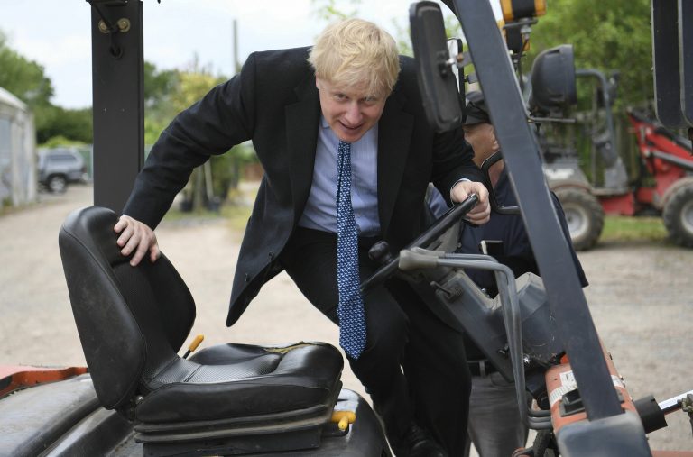 AP Photo,El candidato a liderar el Partido Conservador británico Boris Johnson sube a un vehículo industrial durante una visita al vivero King & Co en Braintree, Essex, antes de las primarias del partido, el sábado 13 de julio de 2019. (Neil Hall/Foto de pool via AP)