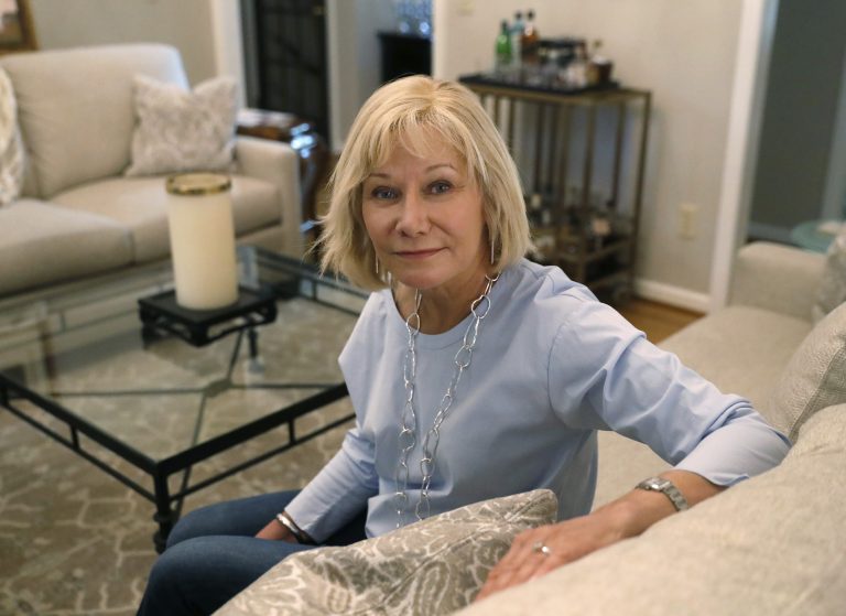 AP Photo, Kim Lauerman,Kim Lauerman, paciente de cáncer, posa para una foto el miércoles 26 de junio de 2019 en su casa en Alpharetta, Georgia. (AP Foto/John Bazemore)