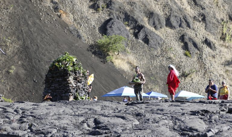 AP Photo,Activistas hawaianos nativos rezan en el pie de la montaña Mauna Kea de Hawai, el domingo 14 de julio de 2019. (AP Foto/Caleb Jones)