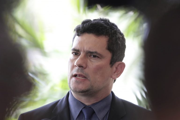 AP Photo, Sergio Moro,Fotografía de archivo del 26 de noviembre de 2018 del recién nombrado ministro de Justicia, Sérgio Moro, mientras habla con la prensa tras llegar a la oficina de transición de gobierno en Brasilia, Brasil. (Foto AP/Eraldo Peres, Archivo)