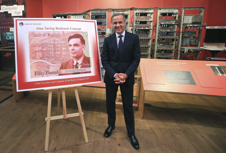 AP Photo,El gobernador del Banco de Inglaterra, Mark Carney, posa ante los fotógrafos junto al material gráfico para el nuevo billete britanico de 50 libras, luego de anunciar que el matemático y pionero de la computación Alan Turing fue elegido para aparecer en él, en Manchester, Inglaterra, el lunes 15 de julio de 2019. (Peter Byrne/PA via AP)