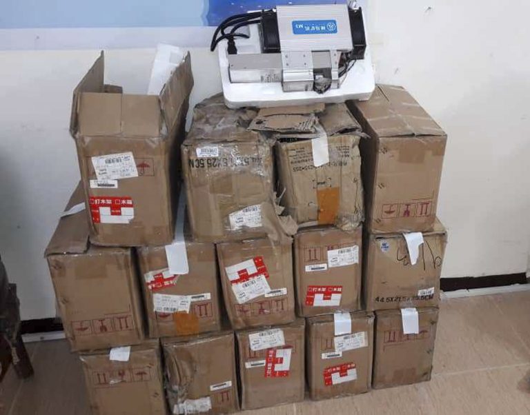 AP Photo,Foto sin fecha provista por Police News Agency donde se ven cajas con equipo utilizado para minar bitcoins que fue confiscado por las autoridades en Nazarabad, Irán. (News.police.ir vía AP)