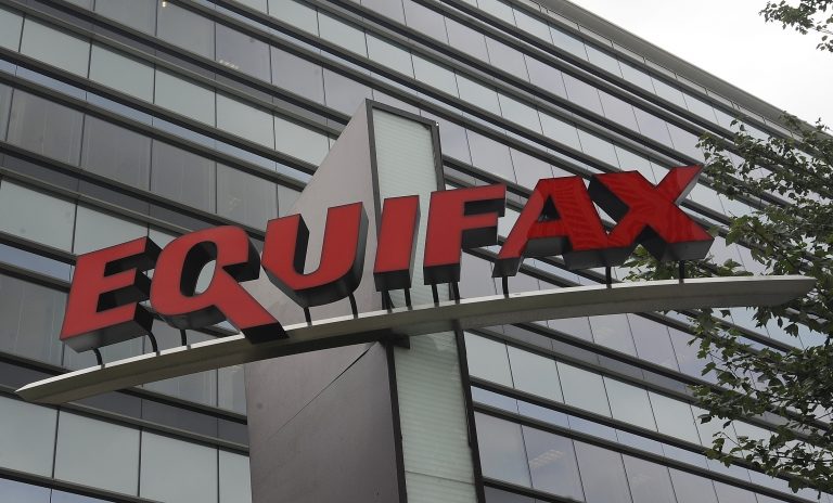 AP Photo, Equifax Inc.,Fotografía de las oficinas centrales de la empresa Equifax en Atlanta, el 21 de julio de 2012. (AP Foto/Mike Stewart, File)