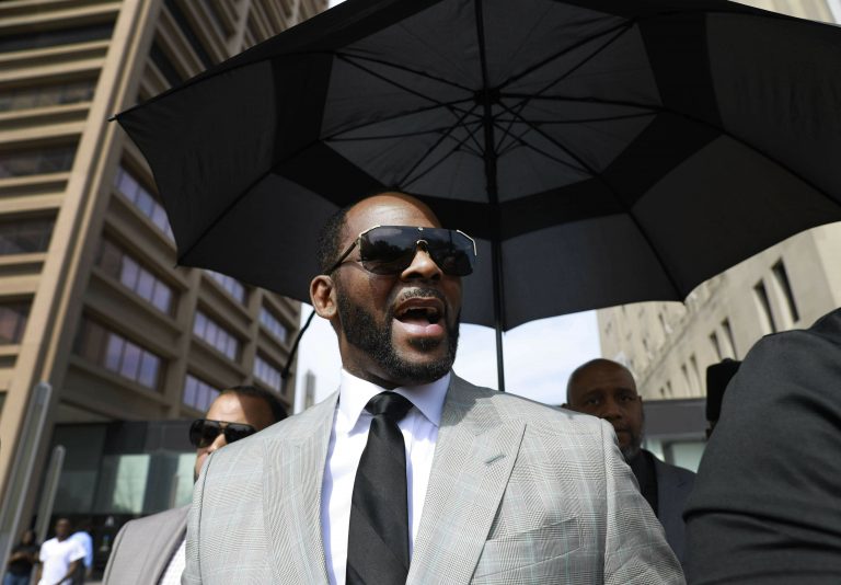 AP Photo, R Kelly,El cantante R. Kelly sale de un tribunal en Chicago el 6 de junio del 2019. (AP Photo/Amr Alfiky, File)