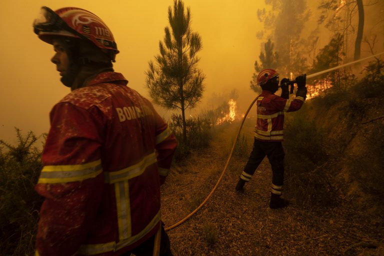 AP Photo,Bomberos intentando extinguir un incendio forestal en la localidad de Chaveira, cerca de Macao, en el centro de Portugal, el lunes 22 de julio de 2019. (AP Foto/Sergio Azenha)