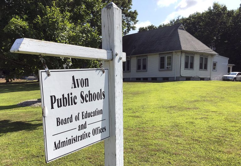 AP Photo,Oficinas de la junta escolar de Avon, Connecticut, fotografiadas el 12 de julio del 2019. El distrito escolar de Avon tuvo que suspender sus actividades a fines del 2017 a raíz de un ataque cibernético. (AP Photo/Michael Melia)