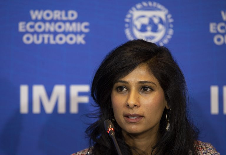 AP Photo, Gita Gopinath,Gita Gopinath, jefa del Departamento de Investigación del Fondo Monetario Internacional, encabeza una presentación del organismo en Santiago de Chile el martes 23 de julio de 2019. (AP Foto/Esteban Felix)