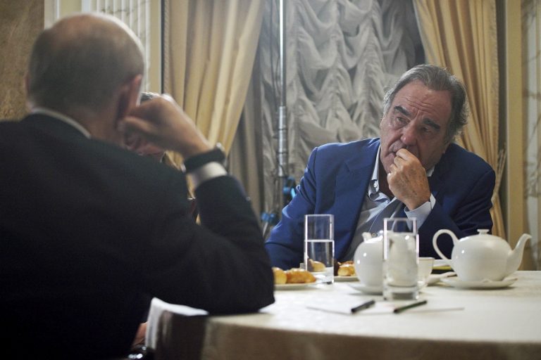 AP Photo,La foto tomada el 19 de junio de 2019 y distribuida por el Servicio de Prensa del Kremlin muestra al presidente ruso Vladimir Putin entrevistado por el cineasta estadounidense Oliver Stone para su documental Revealing Ukraine en el Kremlin, Moscú. (Alexei Druzhinin, Sputnik, Kremlin Pool Photo via AP)