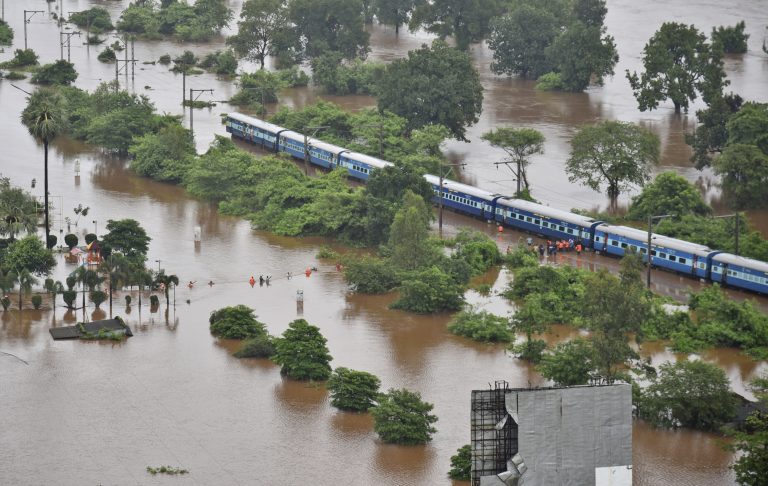 AP Photo,Esta fotografía facilitada por la Armada de India muestra pasajeros siendo rescatados del tren Mahalaxmi Express en Badlapur, en el estado indio occidental de Maharashtra, el sábado 27 de julio de 2019. (Armada india vía AP)