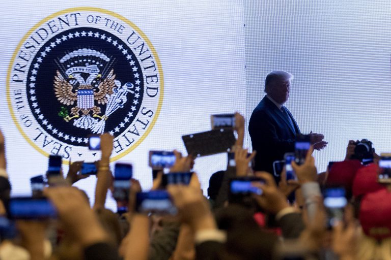 AP Photo, Donald Trump,En esta fotografía del 23 de julio de 2019, el presidente Donald Trump sube al estrado en una cumbre juvenil del grupo conservador Turning Point USA en Washington. Sobre el fondo se ve un sello presidencial en el que el águila está agarrando palos de golf en lugar de flechas. (AP Foto/Andrew Harnik)