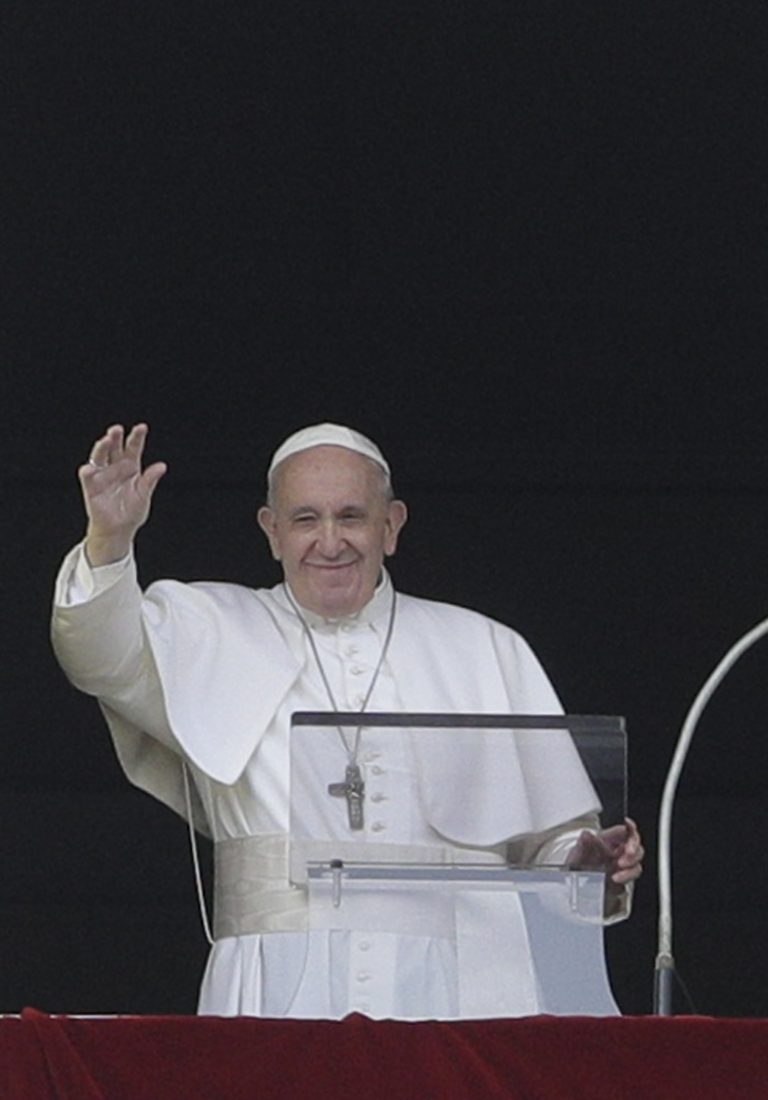 AP Photo,El papa Francisco saluda desde la ventana de su estudio, que da a la PLaza de San Pedro en el Vaticano, el domingo 28 de julio de 2019. (AP Foto/Andrew Medichini)