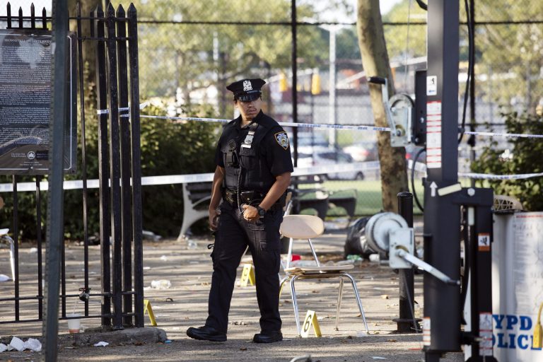 AP Photo,Un policía camina en una calle del vecindario de Brownsville, en Brooklyn, Nueva York, donde la noche anterior hubo un tiroteo, el domingo 28 de julio del 2019. (AP Foto/Mark Lennihan)
