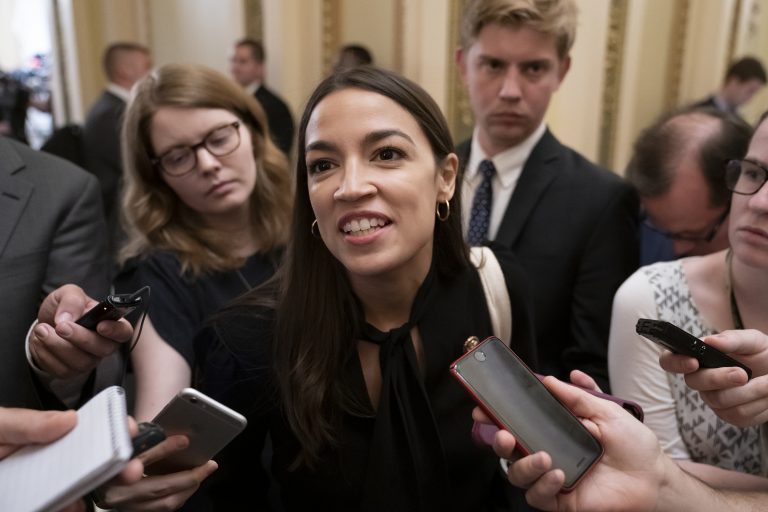 AP Photo, Alexandria Ocasio-Cortez,La congresista Alexandria Ocasio-Cortez, demócrata por Nueva York, habla con periodistas en el Capitolio, en Washington, el jueves 18 de julio de 2019. (AP Foto/J. Scott Applewhite)