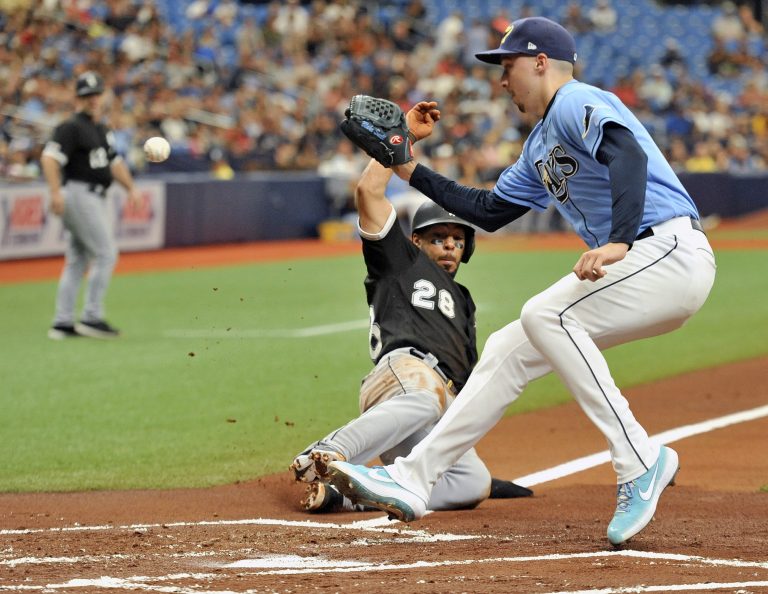 AP Photo,El abridor de los Rays de Tampa Bay, Blake Snell, cubre el plato y pone out al jugador de los Medias Blancas de Chicago, el dominicano Leury García, durante el primer inning de un juego de béisbol, el domingo 21 de julio de 2019, en St. Petersburg, Florida. (AP Foto/Steve Nesius)