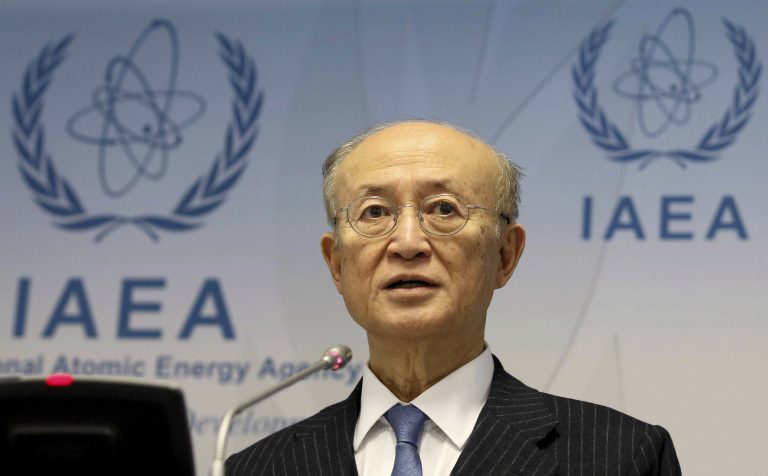 AP Photo,ARCHIVO - En esta imagen de archivo del 22 de noviembre de 2018, el director general del Organismo Internacional de la Energía Atómica (OIEA), Yukiya Amano, se dirige a los medios durante una rueda de prensa tras una reunión del consejo del OIEA en el Centro Internacional en Viena, Austria. (AP Foto/Ronald Zak)