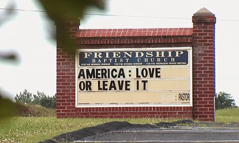 AP Photo,La Iglesia Bautista de la Amistad de Appomattox, Virginia, recibe a sus feligreses con el cartel: 