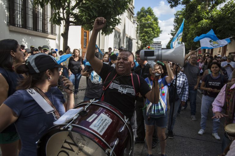 AP Photo,Manifestantes exigen la renuncia del presidente guatemalteco Jimmy Morales en el exterior del palacio presidencial en Ciudad de Guatemala, el sábado 27 de julio de 2019. (AP Foto/ Oliver de Ros)