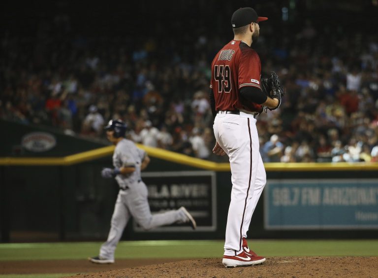 AP Photo,El abridor Alex Young (49), de los Diamondbacks de Arizona, hace una pausa tras recibir un grand slam de Tyler Saladino, izquierda, de los Cerveceros de Milwaukee, en el cuarto inning del juego del domingo 21 de julio de 2019, en Phoenix. (AP Foto/Ross D. Franklin)