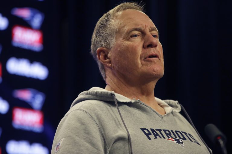 AP Photo, Bill Belichick,El entrenador en jefe de los Patriots de Nueva Inglaterra, Bill Belichick, habla con la prensa el miércoles 24 de julio de 2019, de cara a la apertura del campamento de entrenamientos de su equipo el jueves. (AP Foto/Elise Amendola)