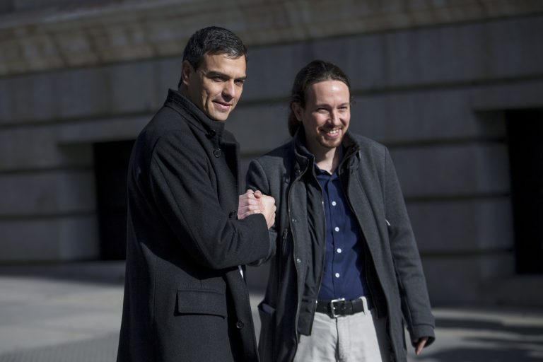 AP Photo, Pedro Sanchez, Pablo Iglesias,ARCHIVO - En esta imagen de archivo del 30 de marzo de 2016, el líder del Partido Socialista Español (PSOE), Pedro Sánchez, a la izquierda, estrecha la mano del líder de Unidos Podemos, Pablo Iglesias, posando para los medios a su llegada al Congreso para negociar en Madrid.  (AP Foto/Francisco Seco, Archivo)