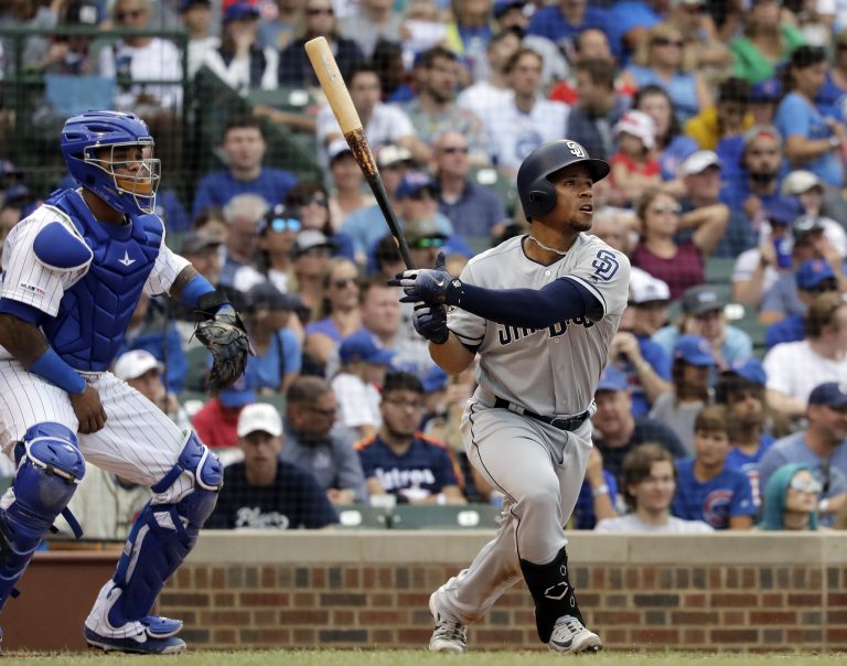 AP Photo, Francisco Mejia,El jugador de los Padres de San Diego, el dominicano Francisco Mejía, observa su jonrón solitario durante el séptimo inning de un juego de béisbol contra los Cachorros de Chicago, el domingo 21 de julio de 2019, en Chicago. (AP Foto/Nam Y. Huh)