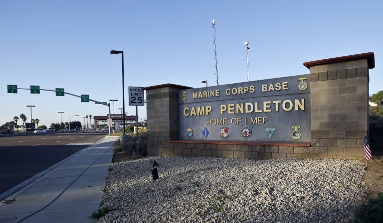 AP Photo,ARCHIVO - Esta fotografía de archivo del 13 de noviembre de 2013 corresponde a la entrada principal de la Base Camp Pendleton del Cuerpo de Infantería de Marina de Estados Unidos en Camp Pendleton, California.  (AP Foto/Lenny Ignelzi, Archivo)